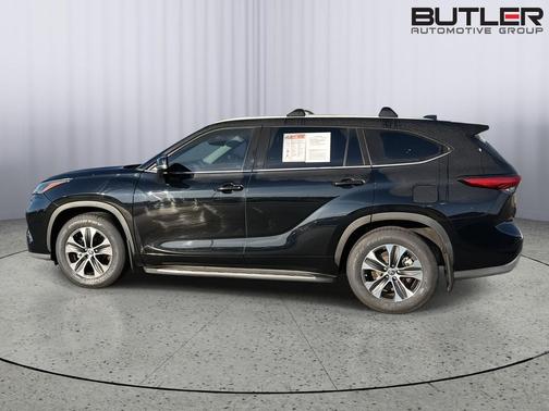 Midnight Black Metallic 2022 Toyota Highlander XLE