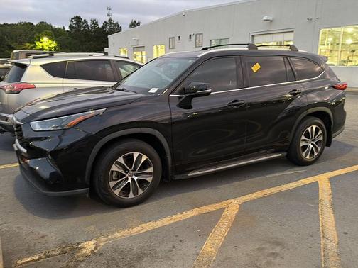 Midnight Black Metallic 2022 Toyota Highlander XLE