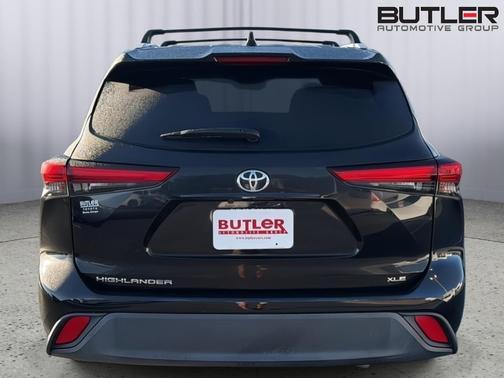 Midnight Black Metallic 2022 Toyota Highlander XLE