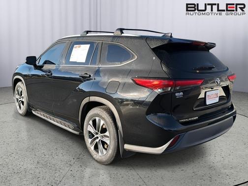 Midnight Black Metallic 2022 Toyota Highlander XLE