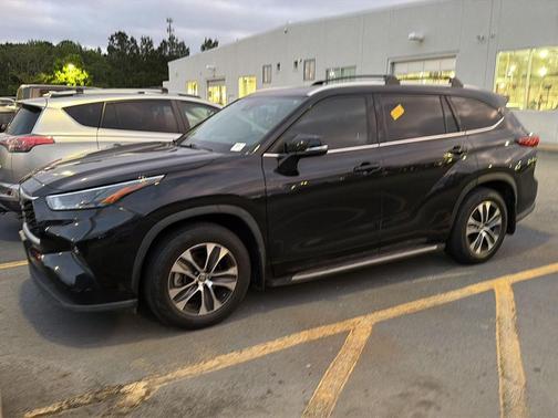 Midnight Black Metallic 2022 Toyota Highlander XLE