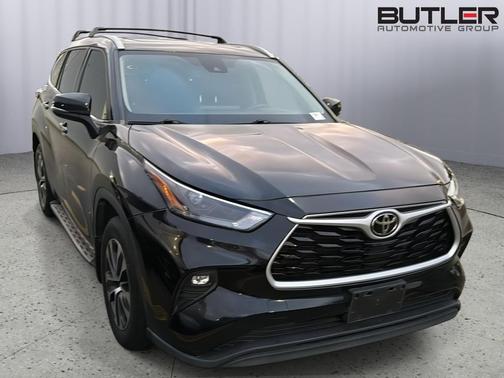 Midnight Black Metallic 2022 Toyota Highlander XLE