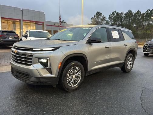 2025 Chevrolet Traverse LT