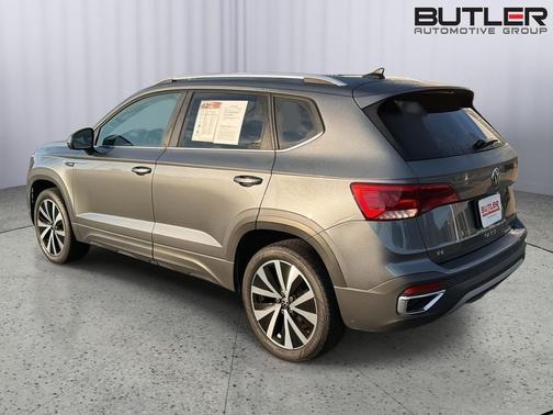 Platinum Gray Metallic 2023 Volkswagen Taos 1.5T SE