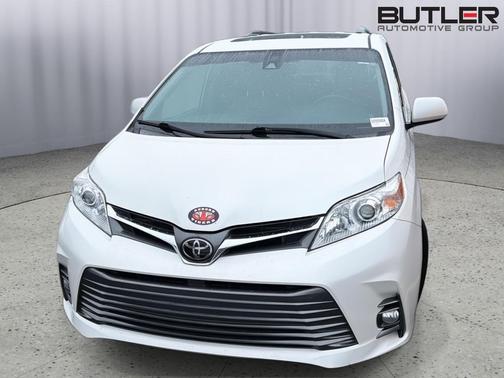 Blizzard Pearl 2019 Toyota Sienna XLE Premium