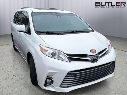 Blizzard Pearl 2019 Toyota Sienna XLE Premium