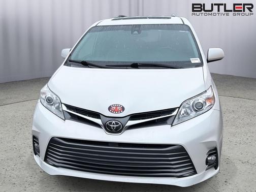 Blizzard Pearl 2019 Toyota Sienna XLE Premium