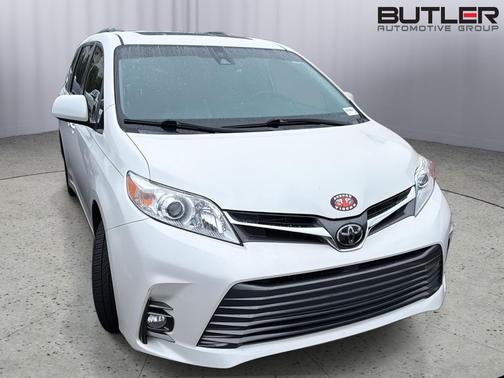 Blizzard Pearl 2019 Toyota Sienna XLE Premium