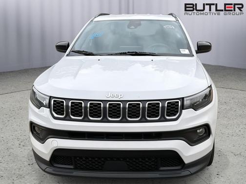 Bright White Clearcoat 2024 Jeep Compass Latitude