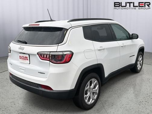 Bright White Clearcoat 2024 Jeep Compass Latitude