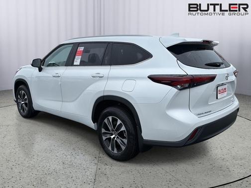 Wind Chill Pearl 2026 Toyota Highlander XLE