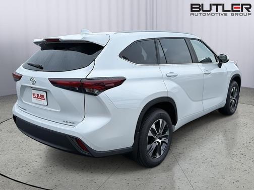 Wind Chill Pearl 2026 Toyota Highlander XLE