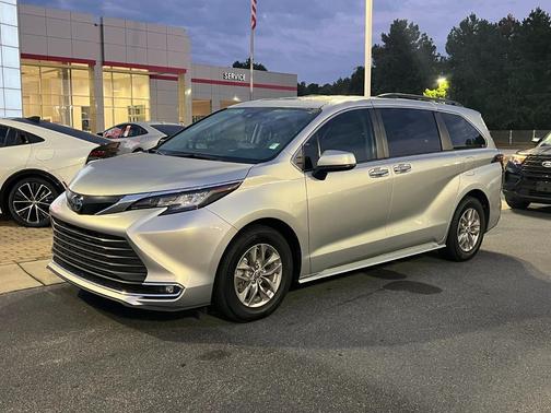 2022 Toyota Sienna XLE 8 Passenger