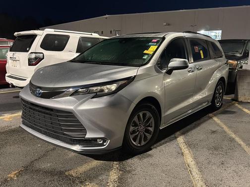 2022 Toyota Sienna XLE 8 Passenger