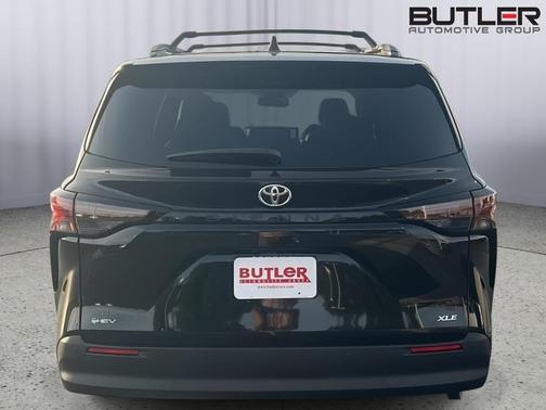 Midnight Black Metallic 2026 Toyota Sienna XLE