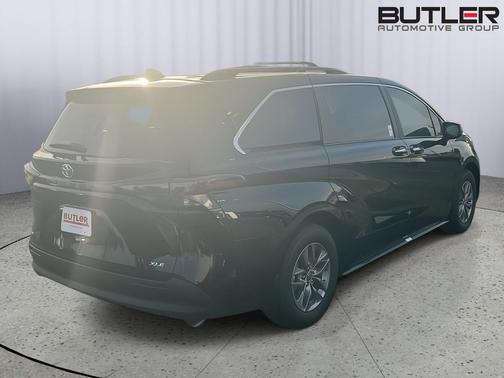 Midnight Black Metallic 2026 Toyota Sienna XLE