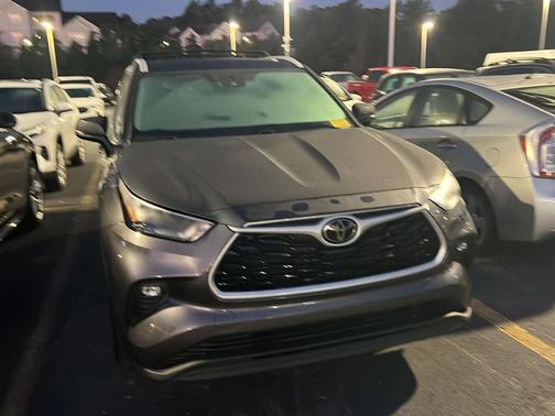 Magnetic Gray Metallic 2022 Toyota Highlander XLE