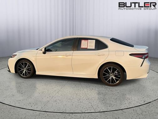 White 2022 Toyota Camry SE