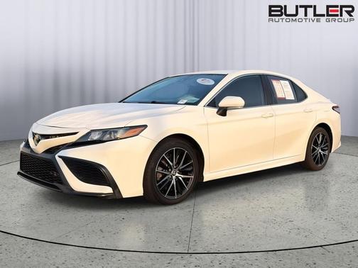 White 2022 Toyota Camry SE