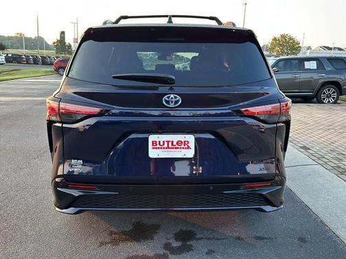 2025 Toyota Sienna XSE 7 Passenger