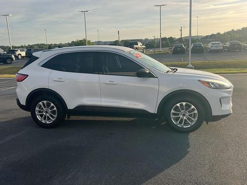 Oxford White 2022 Ford Escape SE