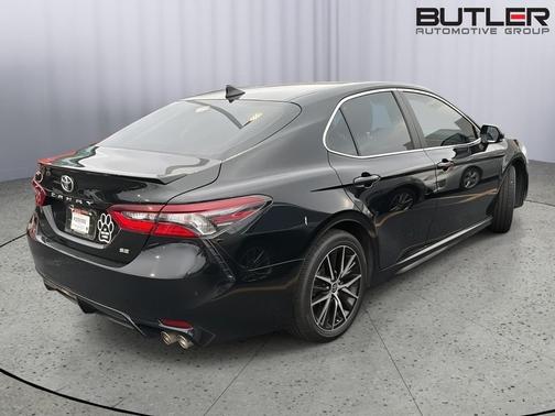 Midnight Black Metallic 2021 Toyota Camry SE
