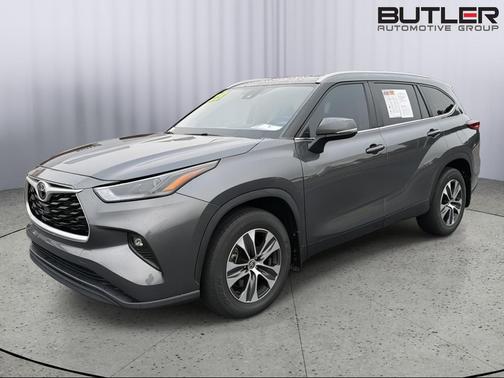 Magnetic Gray Metallic 2023 Toyota Highlander XLE
