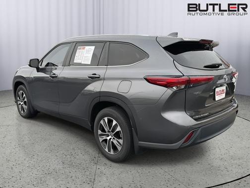 Magnetic Gray Metallic 2023 Toyota Highlander XLE