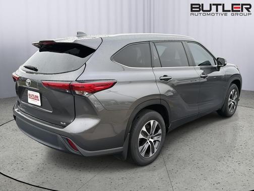 Magnetic Gray Metallic 2023 Toyota Highlander XLE