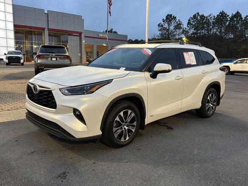2022 Toyota Highlander Hybrid XLE