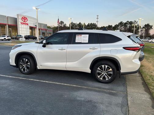 2022 Toyota Highlander Hybrid XLE