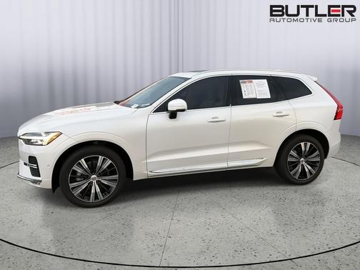 Crystal White Metallic 2023 Volvo XC60 B5 Plus Bright Theme
