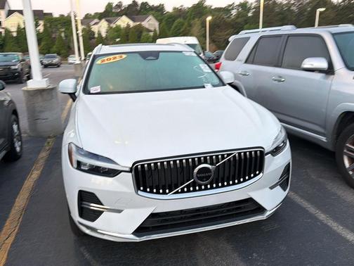 Crystal White Metallic 2023 Volvo XC60 B5 Plus Bright Theme