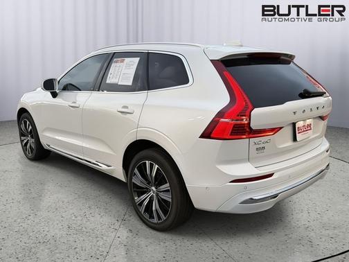 Crystal White Metallic 2023 Volvo XC60 B5 Plus Bright Theme