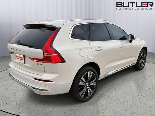 Crystal White Metallic 2023 Volvo XC60 B5 Plus Bright Theme