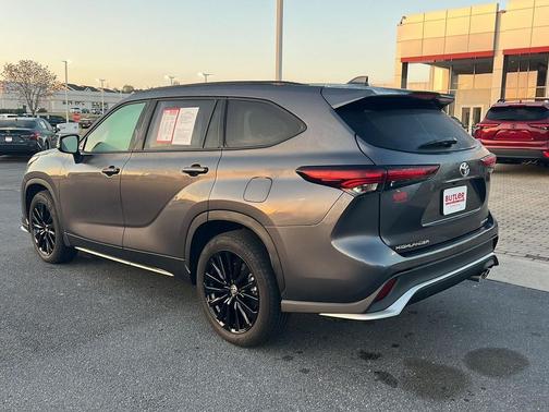 Magnetic Gray Metallic 2025 Toyota Highlander XSE
