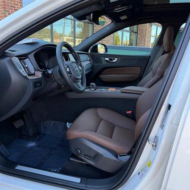 2024 Volvo XC60 B5 Plus Dark Theme