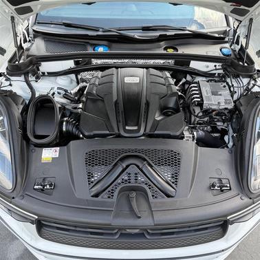 Carrara White Metallic 2023 Porsche Macan Macan S