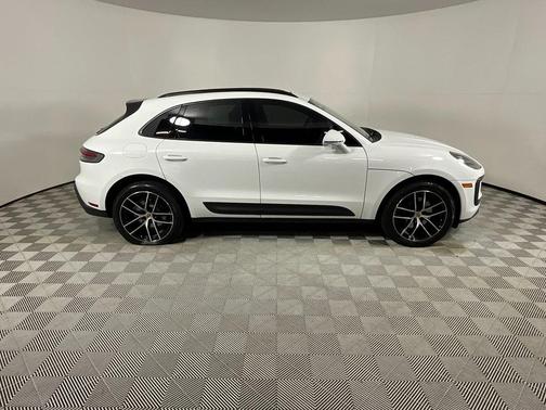 2025 Porsche Macan Base