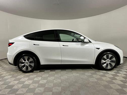 Pearl White Multi-Coat 2022 Tesla Model Y Long Range Dual Motor All-Wheel Drive