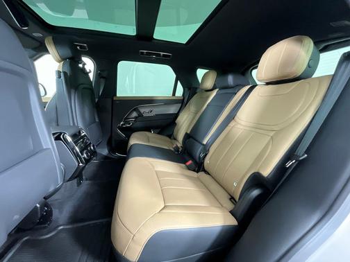 Ostuni Pearl Wht Prem Met 2026 Land Rover Range Rover Sport SE