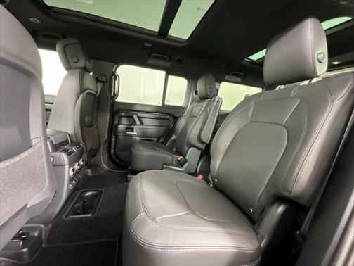 2025 Land Rover Defender 130 P400 X-Dynamic SE