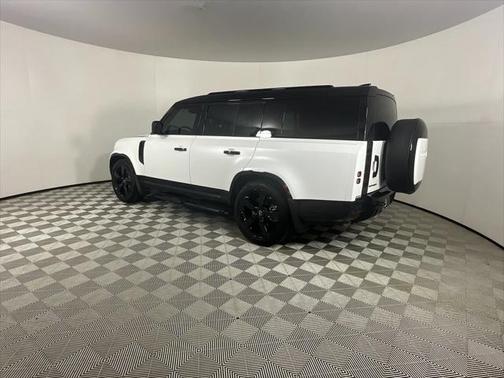 2025 Land Rover Defender 130 P400 X-Dynamic SE