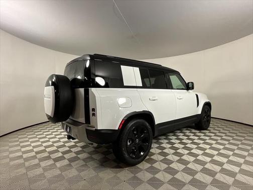 2025 Land Rover Defender 110 P400 S