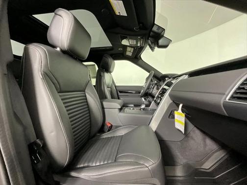 2025 Land Rover Discovery P300 S