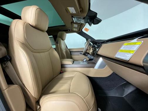 2025 Land Rover Range Rover P550e SE