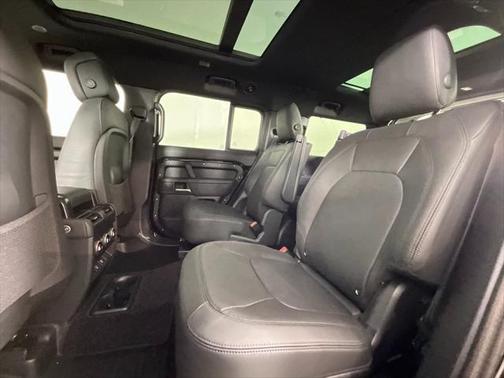 2025 Land Rover Defender 130 P400 X-Dynamic SE