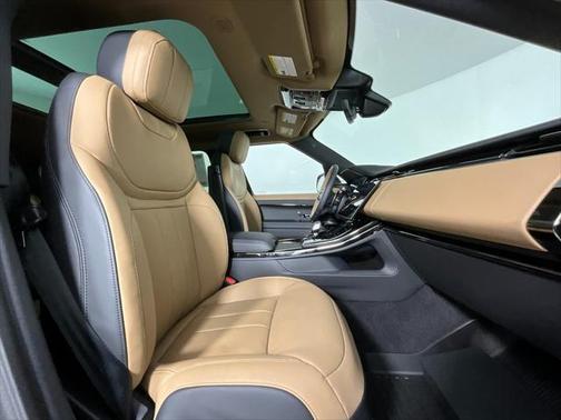 2025 Land Rover Range Rover Sport SE