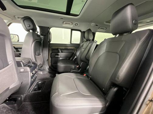2025 Land Rover Defender 130 P400 X-Dynamic SE
