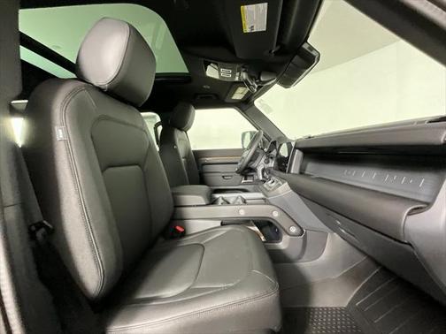 2025 Land Rover Defender 110 P400 S
